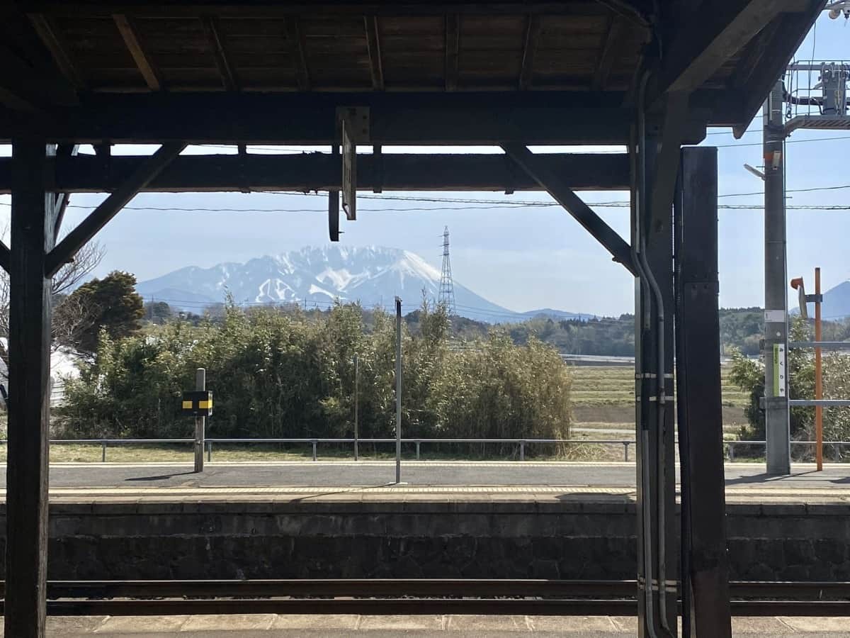 鳥取県大山町にある山陰最古の駅舎『御来屋駅』の様子