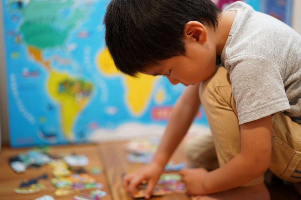 子どものパズル遊びのイメージ写真