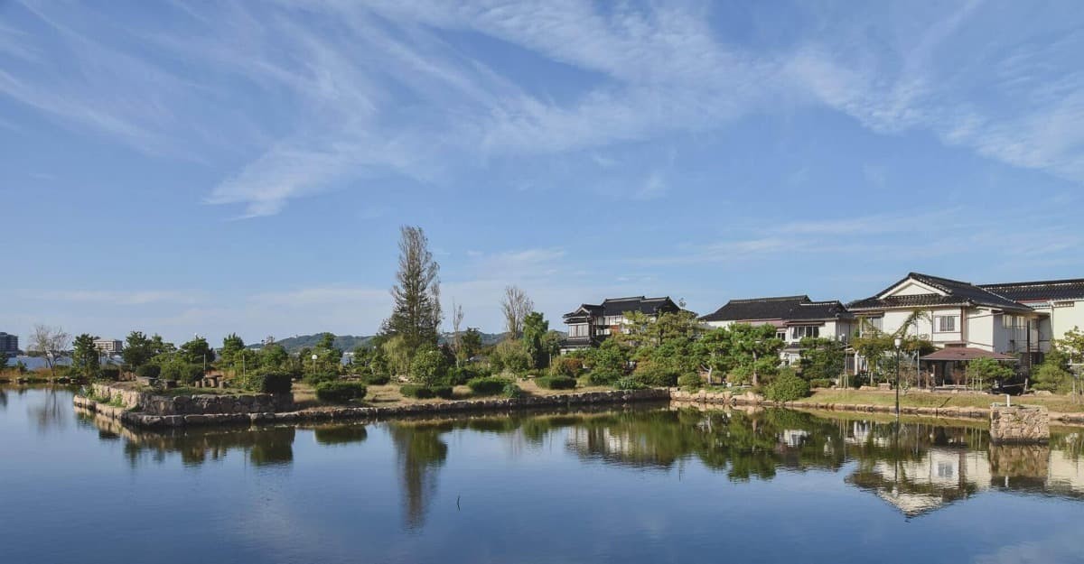 鳥取県湯梨浜町の東郷湖畔に立つ老舗温泉宿『湖泉閣 養生館』の外観