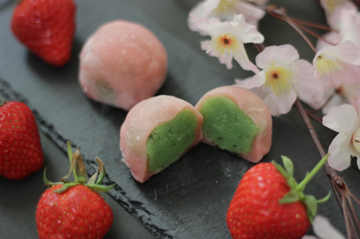 島根県出雲市の和菓子店『吉岡製菓』の名物スイーツ「さくらいちごミルク餅ご」