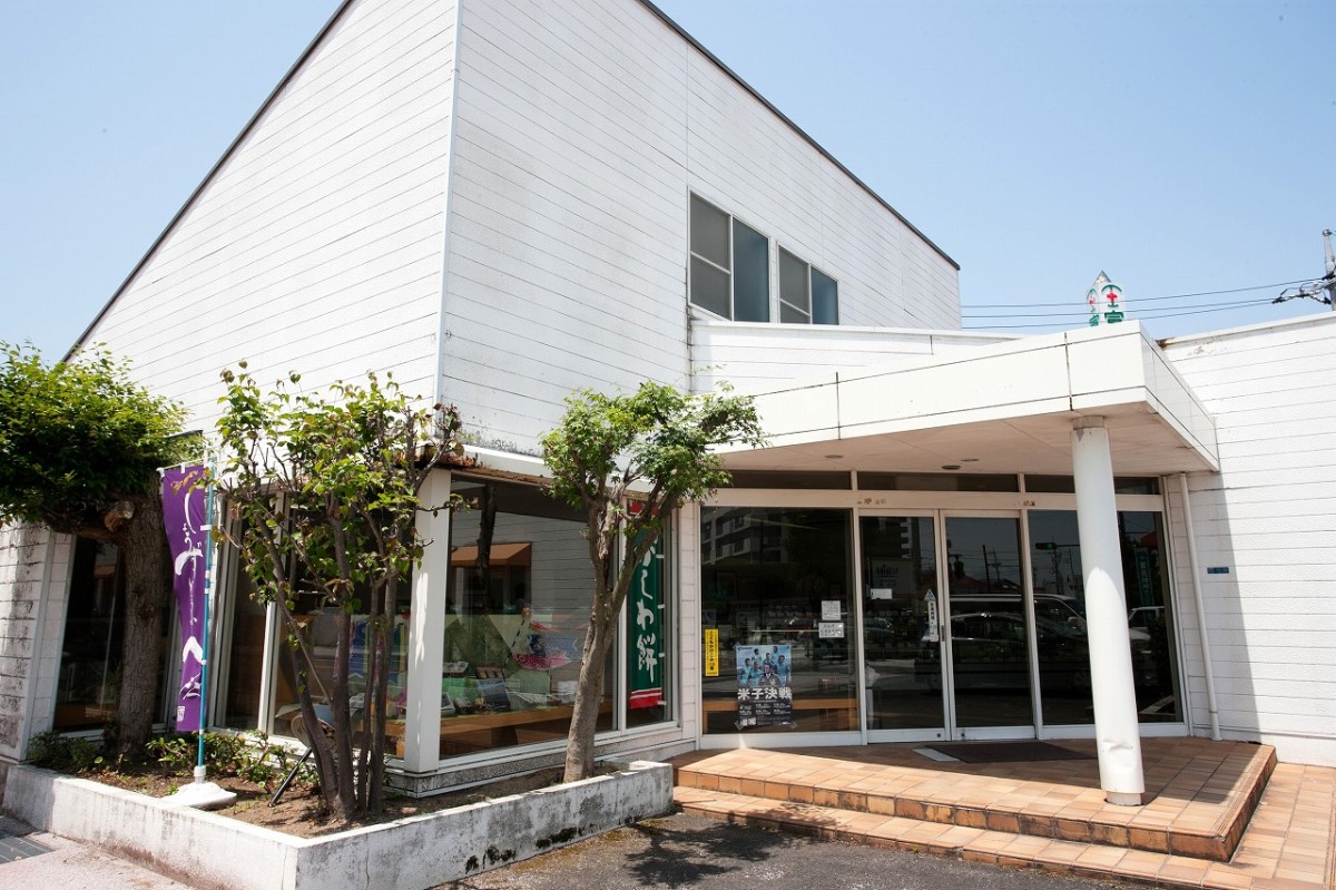鳥取県米子市にある老舗菓子店『米仙堂 モナムール店』の外観