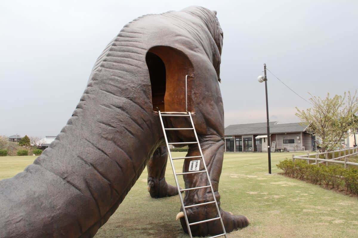鳥取県湯梨浜町の“恐竜がいる公園”こと『潮風の丘とまり』の恐竜モニュメント
