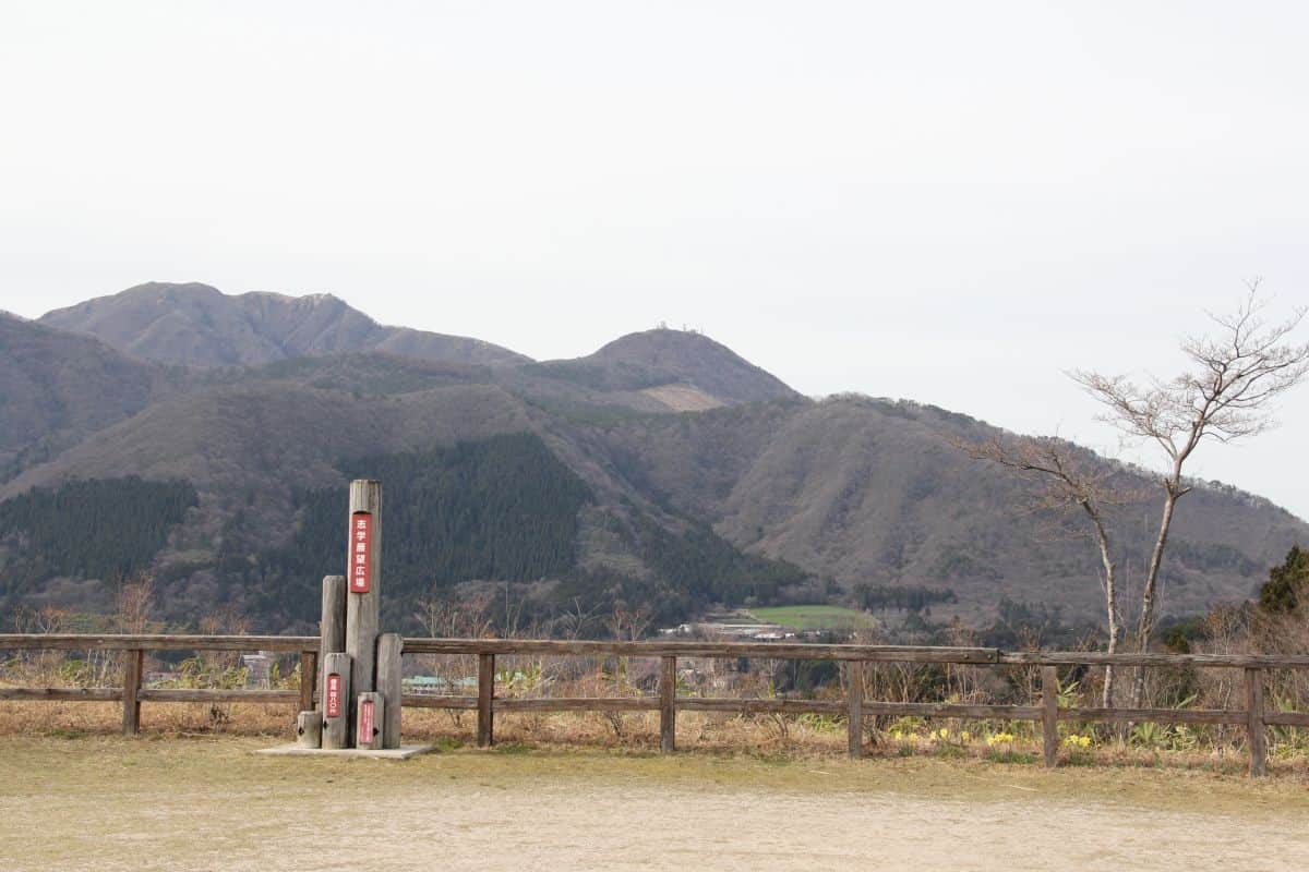 島根県大田市にある三瓶山を見晴らす絶景スポット『志学展望広場』の様子