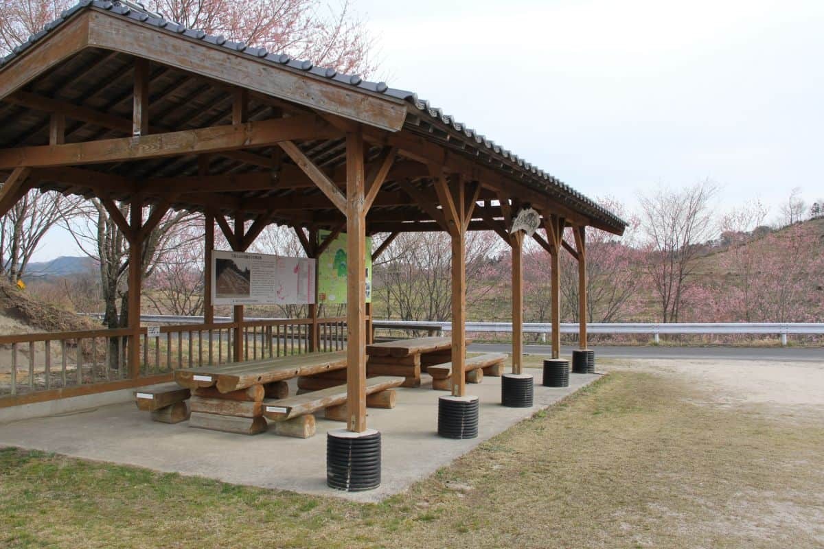 島根県大田市にある三瓶山を見晴らす絶景スポット『志学展望広場』の休憩所
