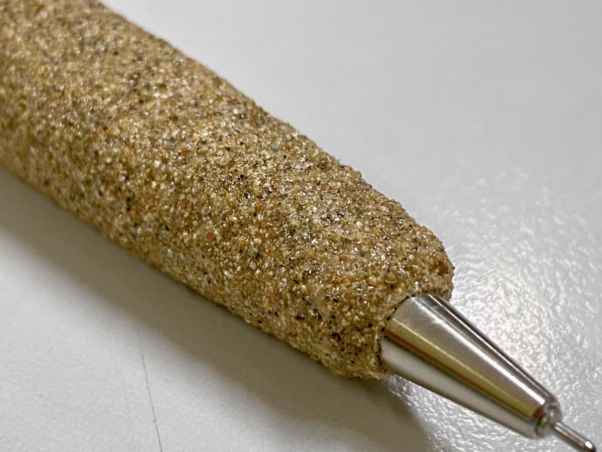 鳥取の砂を使ったボールペン「suna」の使用写真
