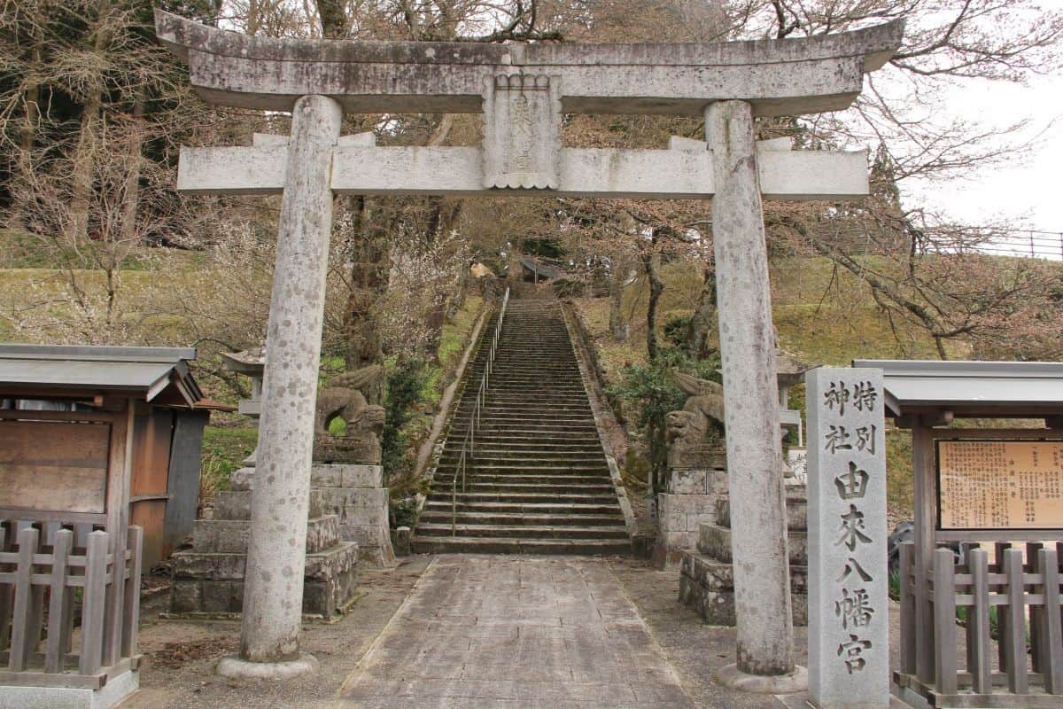 島根県飯南町にある穴場観光スポット『由來八幡宮』の鳥居