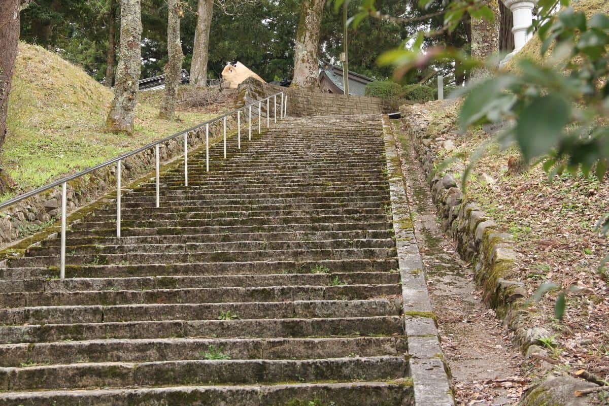 島根県飯南町にある穴場観光スポット『由來八幡宮』の境内の様子