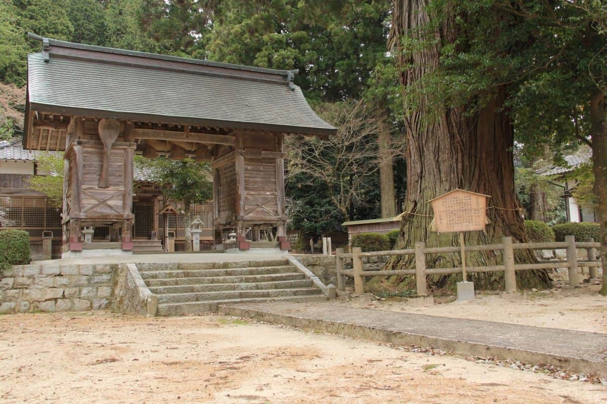 島根県飯南町にある穴場観光スポット『由來八幡宮』の境内の様子