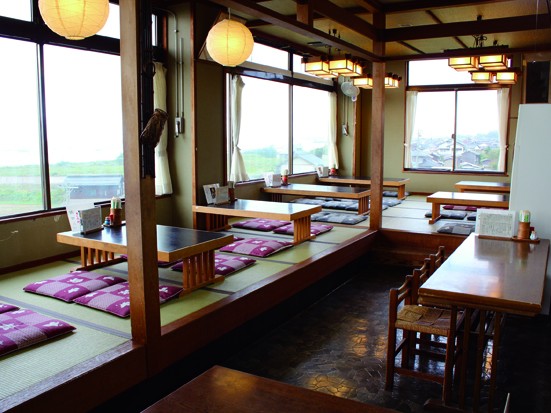 鳥取県大山町にある手打ちうどん専門店『手打ちうどん 醍醐（だいご）』の店内