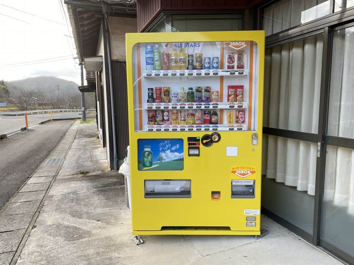 島根県雲南市のJR下久野駅近くに設置されているお菓子などを売ってる自販機