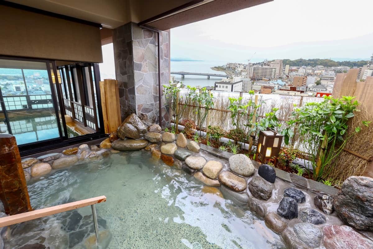 島根県松江市東本町にオープンした『天然温泉 だんだんの湯 御宿 野乃 松江』の露天風呂