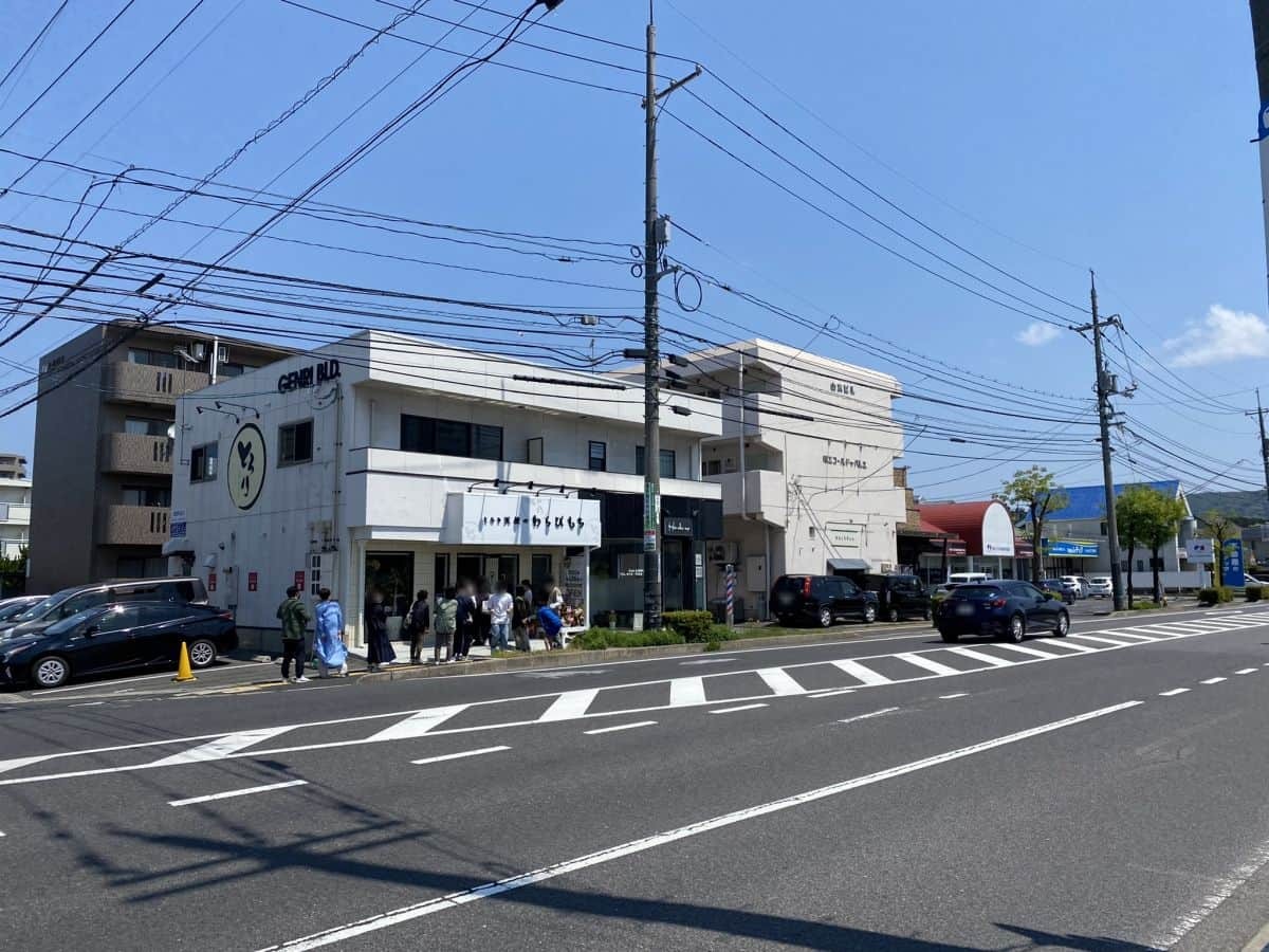 島根県松江市に新しくオープンしたわらび餅専門店『とろり天使のわらびもち 松江店』の行列の様子