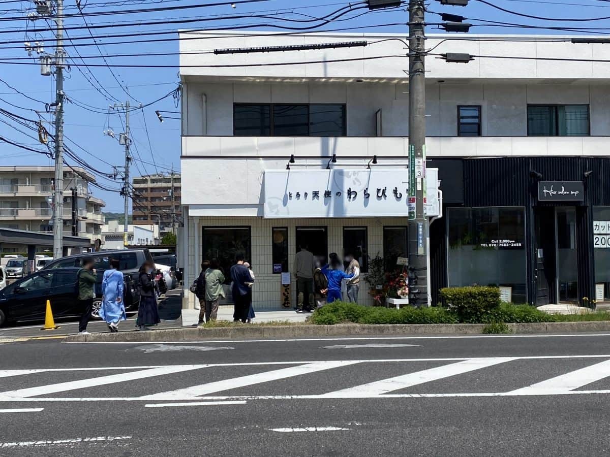 島根県松江市に新しくオープンしたわらび餅専門店『とろり天使のわらびもち 松江店』の行列の様子