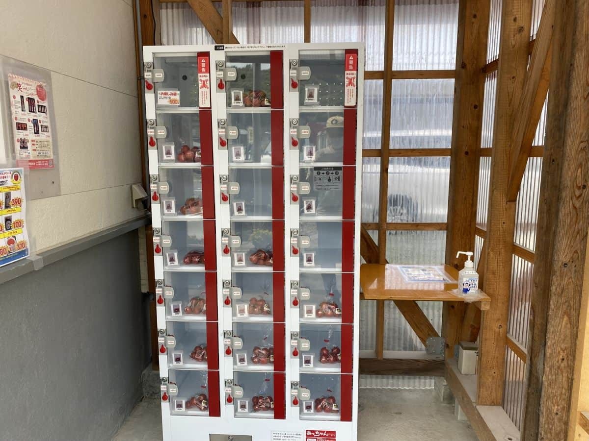 島根県江津市の江津コンクリート工業に設置されている「トマトの自販機」の様子