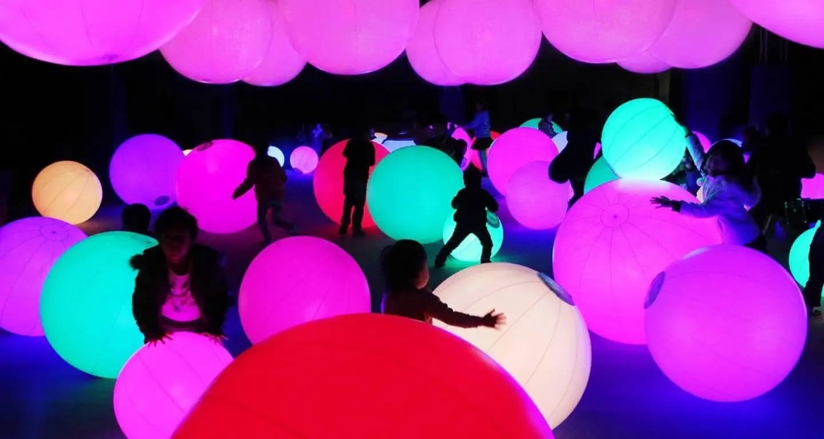 島根県立美術館で開催される「チームラボ 学ぶ！未来の遊園地と花と共に生きる動物たち」の《光のボールでオーケストラ》