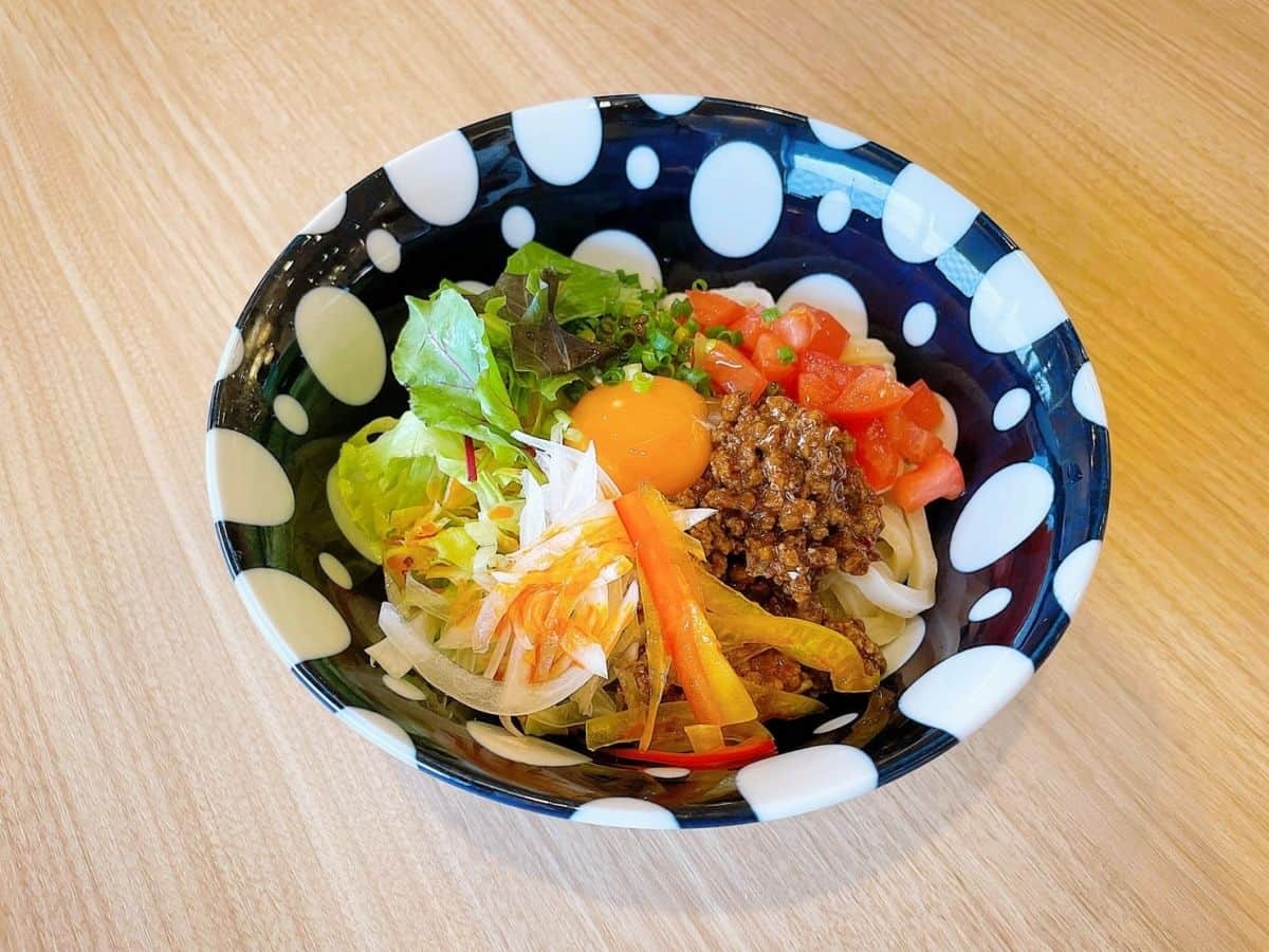 島根県松江市にある人気うどん店『うどん工房 金のつる』のおすすめメニュー「ピリ辛肉味噌サラダうどん」