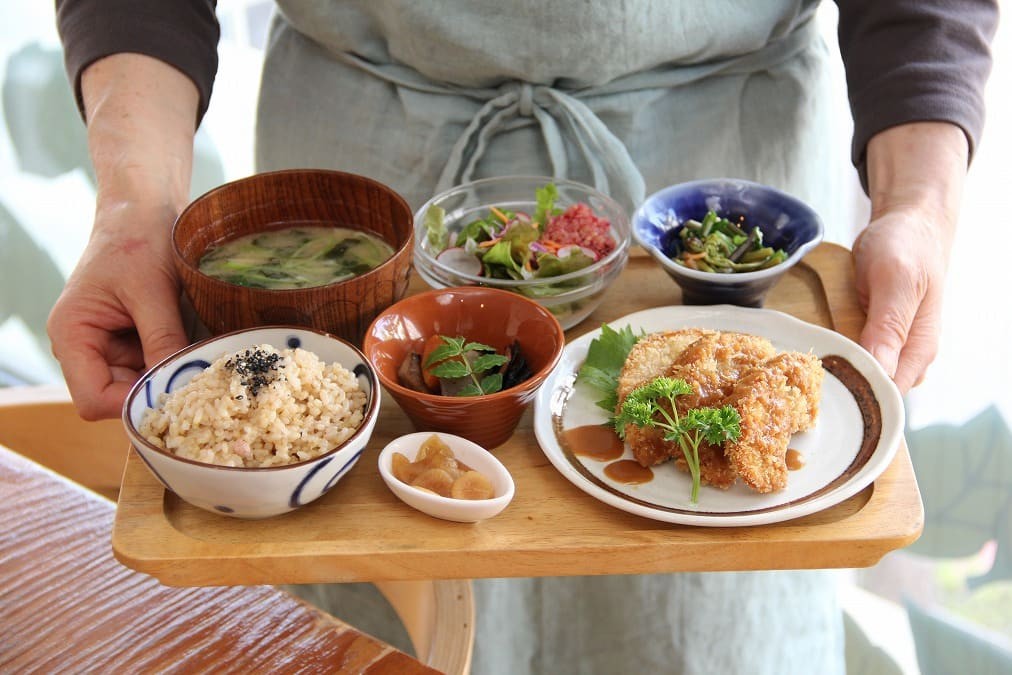 鳥取県米子市にある人気食堂『日々の糧』の「おすすめ玄米定食」