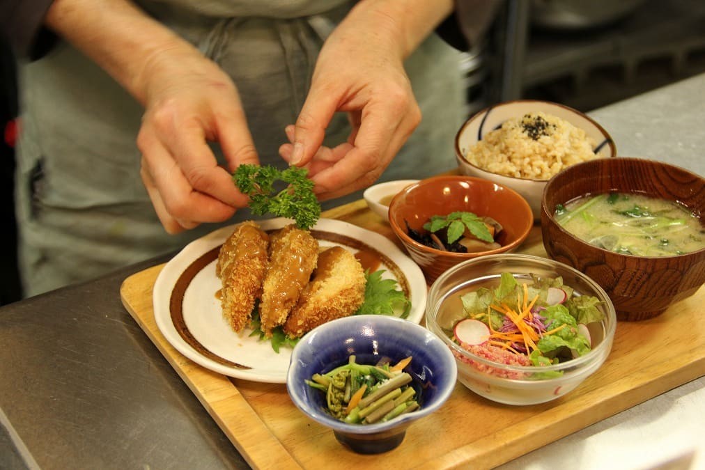 鳥取県米子市にある人気食堂『日々の糧』の「おすすめ玄米定食」