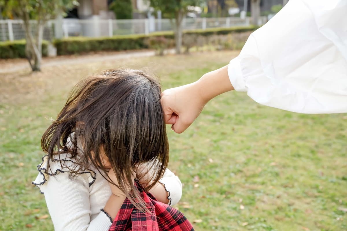 子どもを叩いている親のイメージ