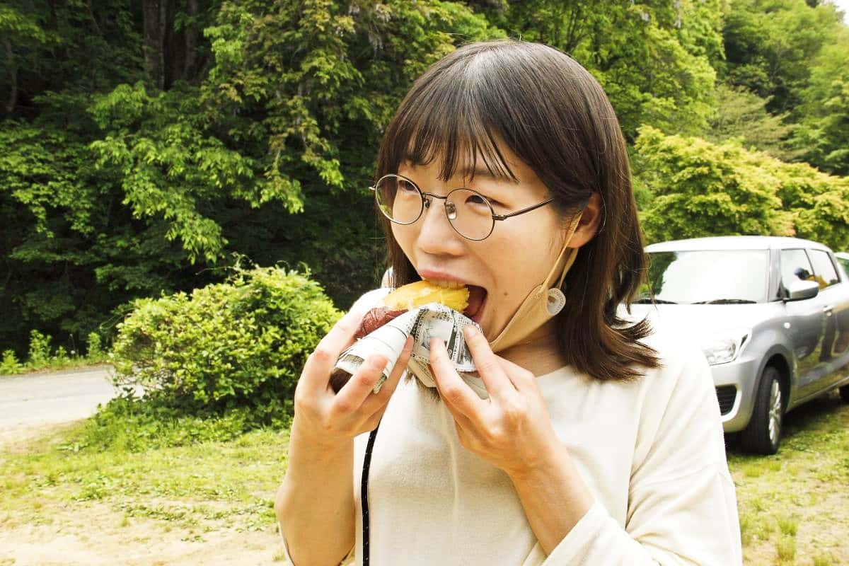 焼き芋を食べるラズダ編集部あつきち