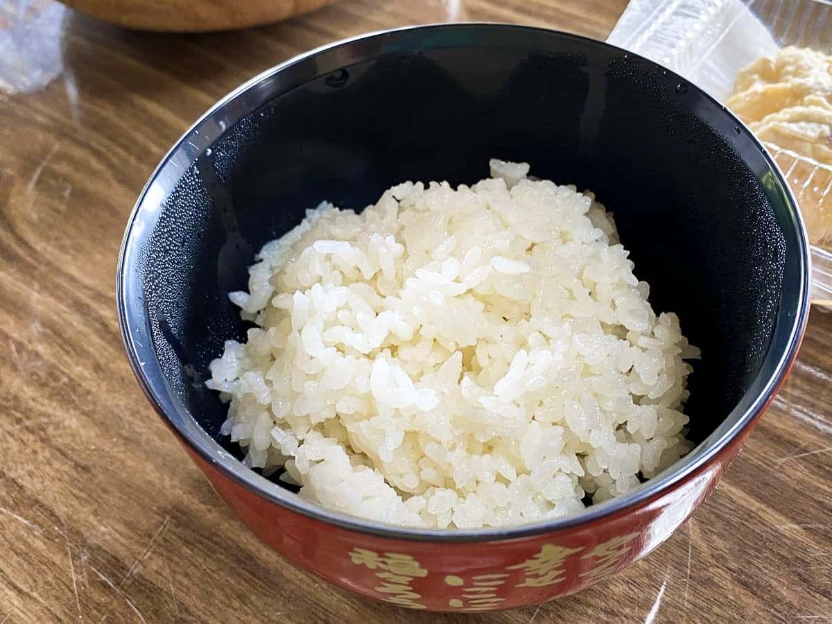 カモしゃん米の炊き立てごはん
