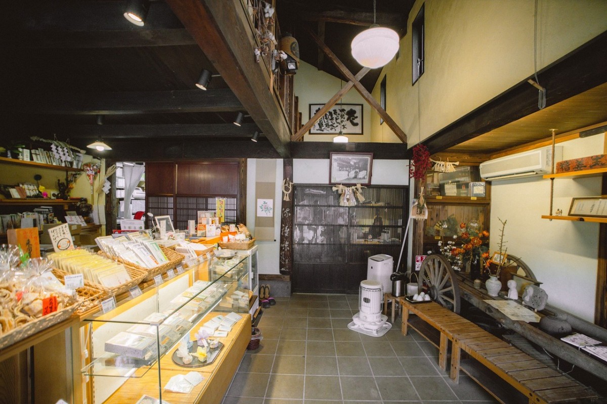 島根県出雲市の観光地・木綿街道にある『來間屋生姜糖本舗』のお店の中の様子