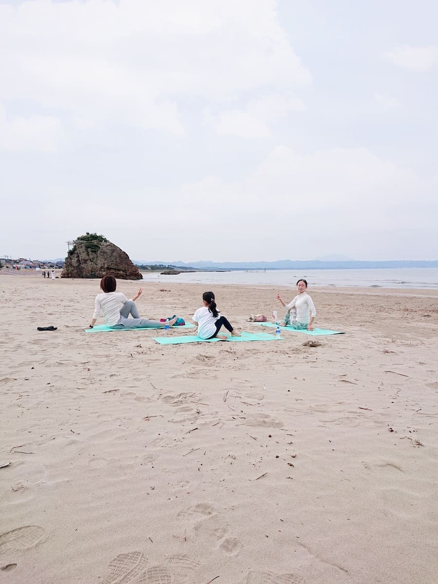 島根県松江市にある「稲佐の浜」の朝ヨガ