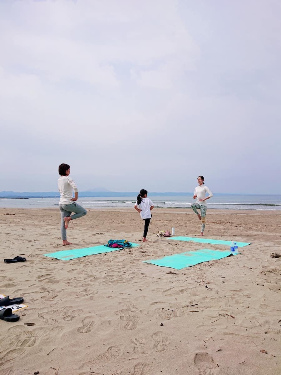 島根県松江市にある「稲佐の浜」の朝ヨガ