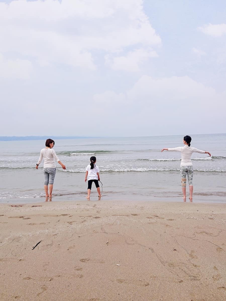 島根県松江市にある「稲佐の浜」の朝ヨガ