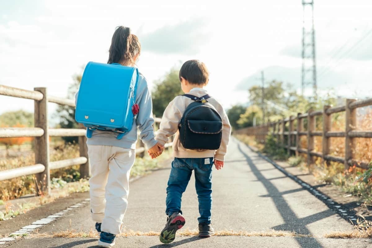 小学校に通う子どものイメージ