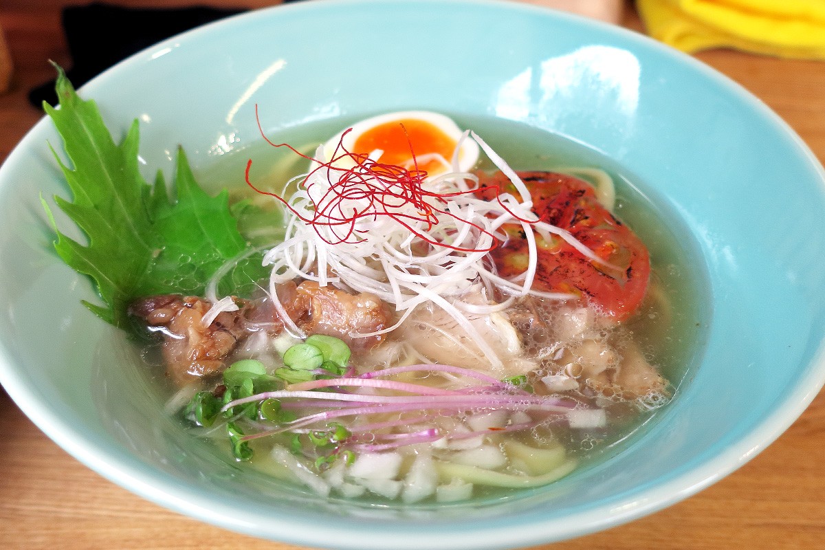 島根県出雲市の牛骨ラーメン専門店『麺屋 ハレの日』のおすすめメニュー「牛骨ラーメン琥珀（太麺）」