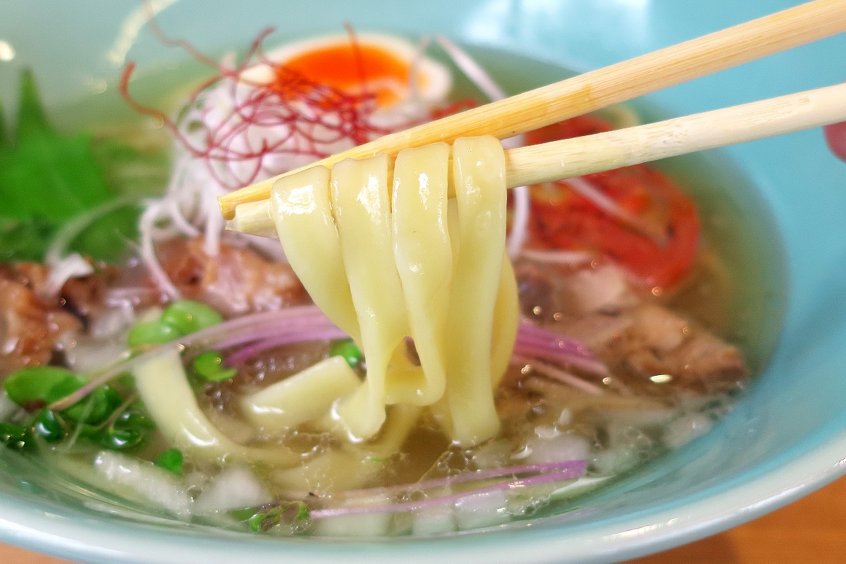 島根県出雲市の牛骨ラーメン専門店『麺屋 ハレの日』のおすすめメニュー「牛骨ラーメン琥珀（太麺）」