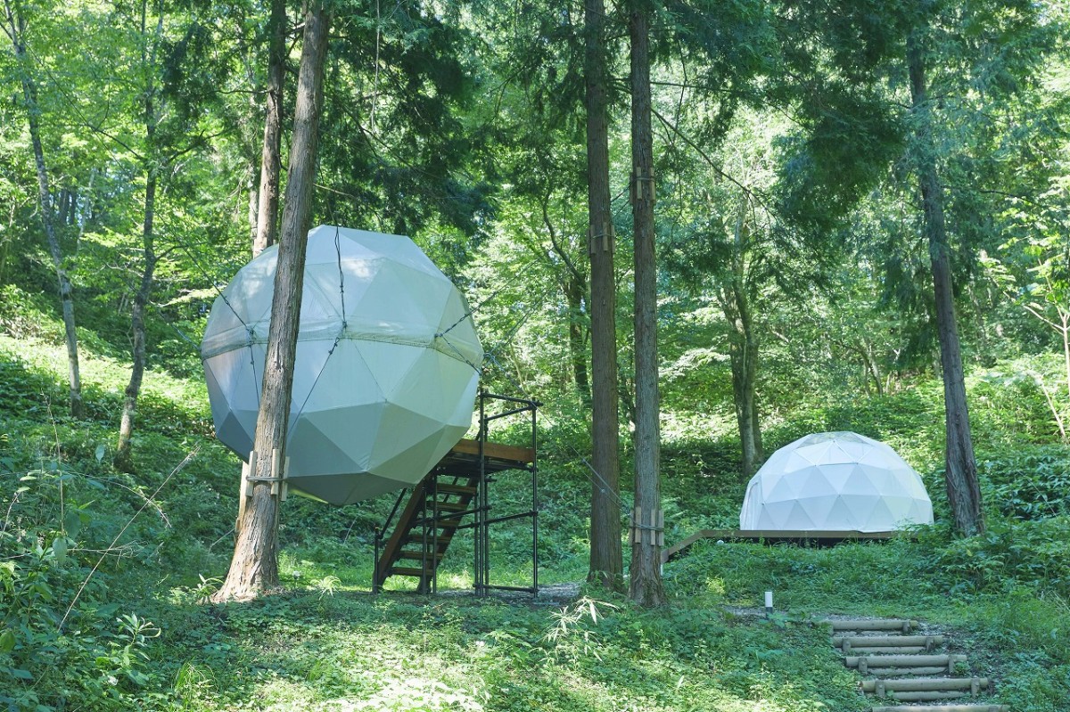 島根県江津市の温泉リゾート風の国内にあるグランピング施設のドーム型・球体型テント