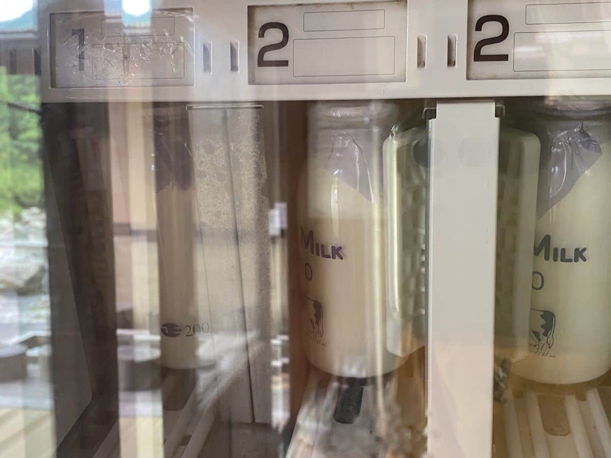 島根県雲南市の出雲湯村温泉にあった「木次乳業」瓶牛乳の自販機