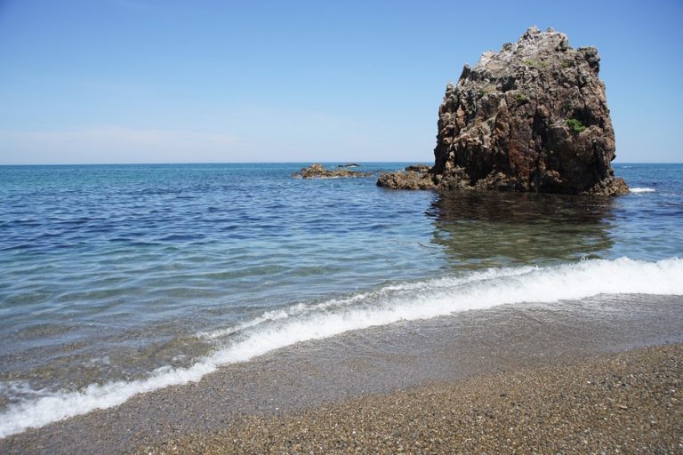 島根県益田市の人気海水浴場『三里が浜海水浴場（持石海岸）』の景観