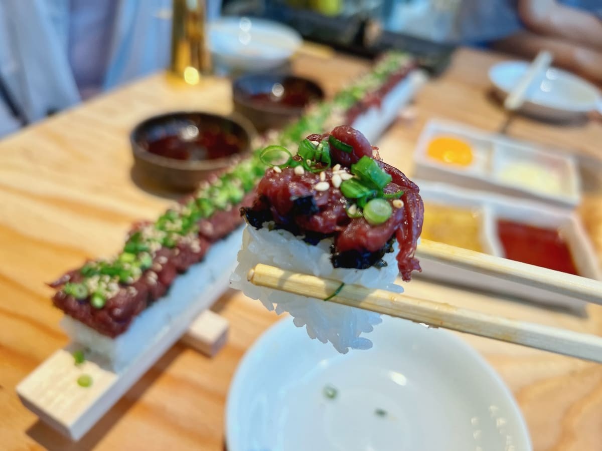 島根県松江市にある『焼肉酒場れもん松江駅前店』の特製ユッケ寿司