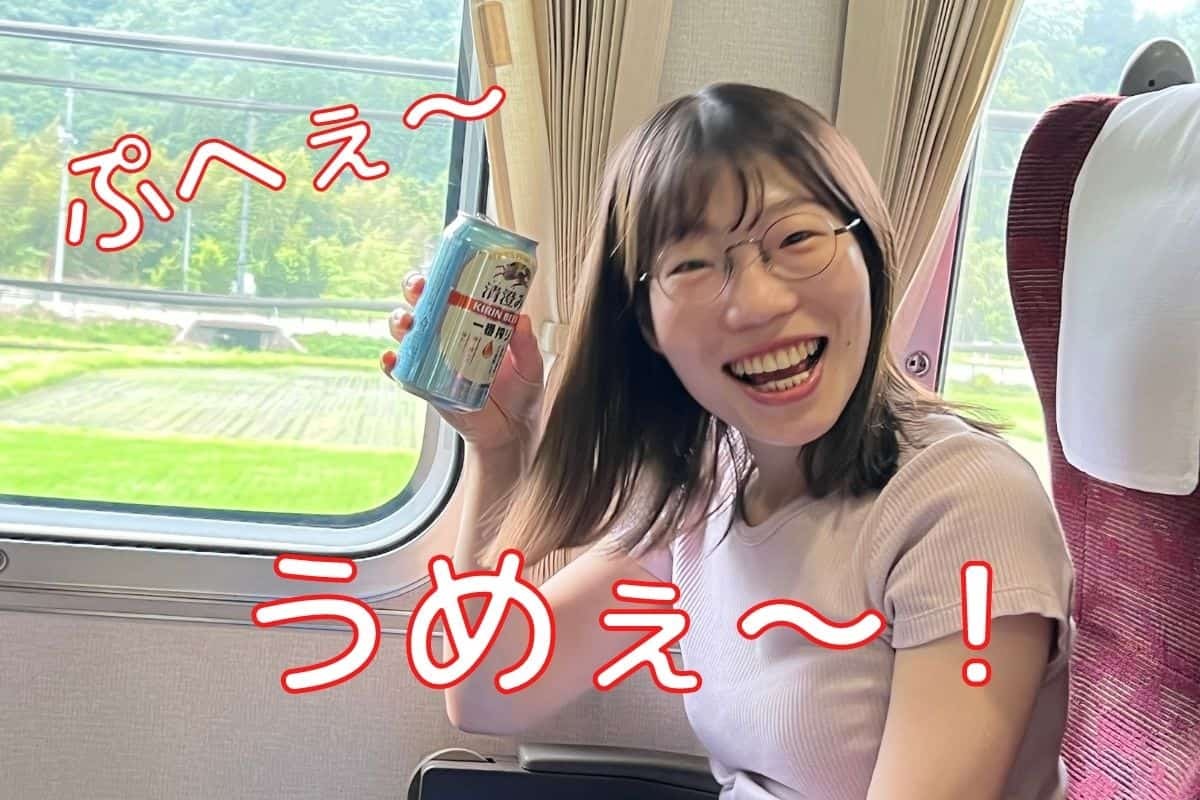 特急やくもの中でビールを飲むラズダ編集部あつきち