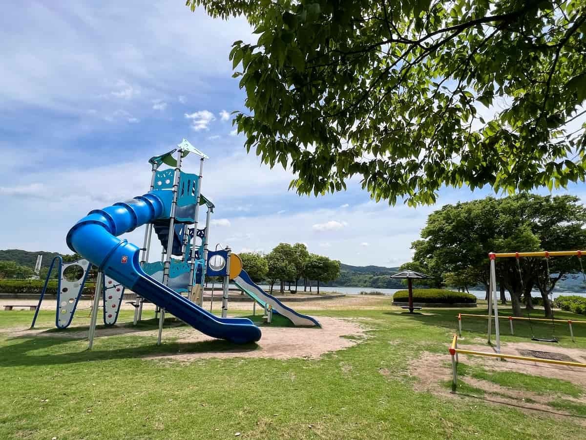 鳥取県東伯郡湯梨浜町にある『東郷湖羽合臨海公園（浅津地区）』の様子