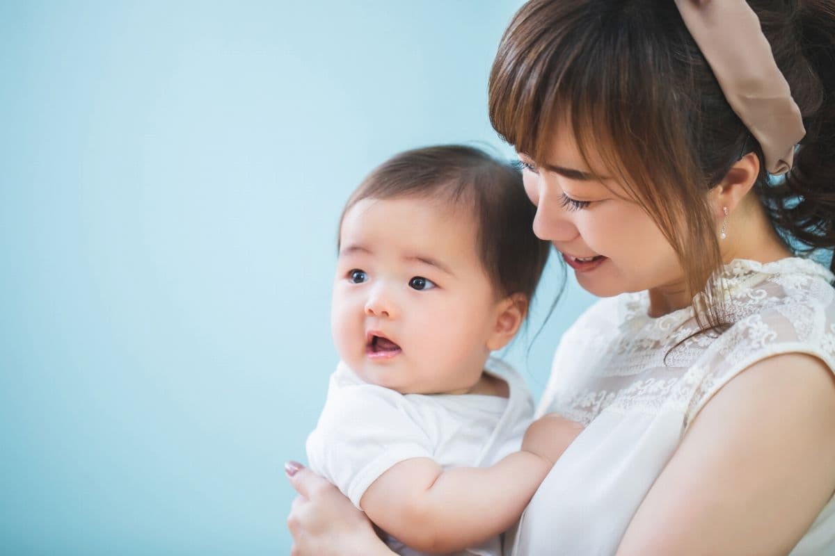 赤ちゃんを抱っこするお母さんのイメージ