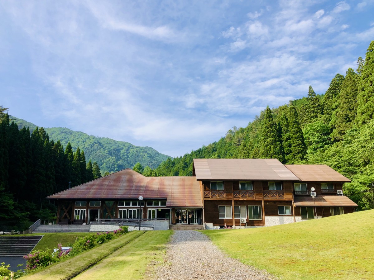 島根県飯南町にある宿泊施設『森のホテルもりのす』の外観