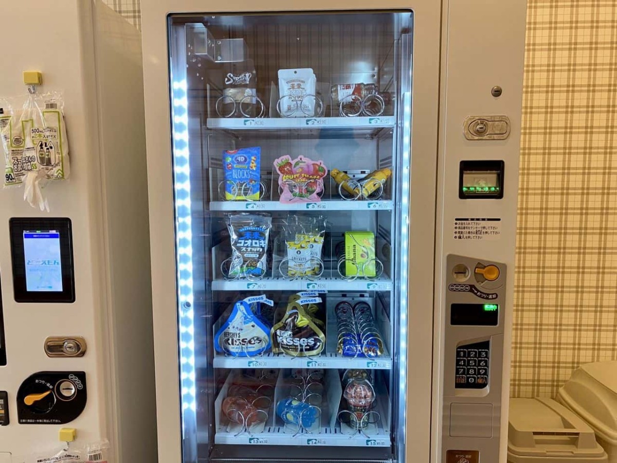 鳥取市の駅前商店街で見つけた自販機コーナー「だでpon商店」に設置された昆虫食の自販機