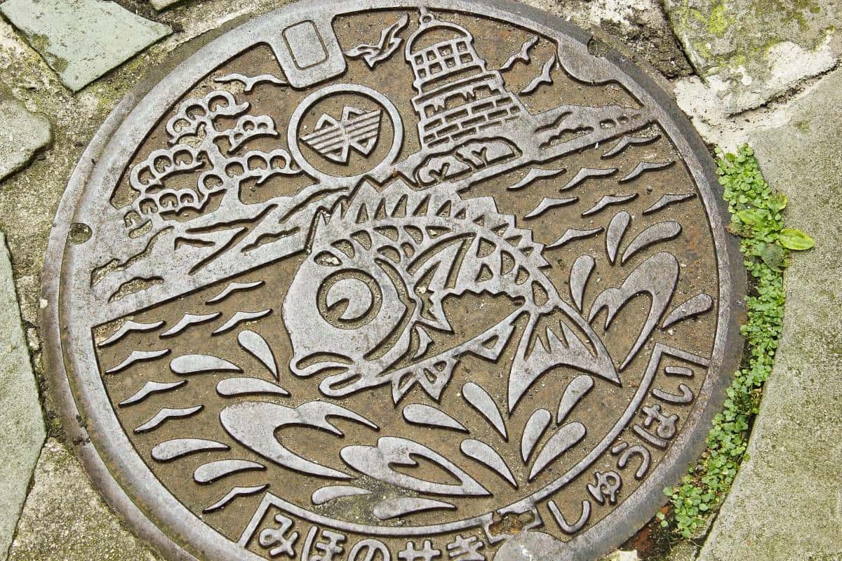 島根県松江市美保関町の観光スポット『青石畳通り』に設置された鯛のマンホール