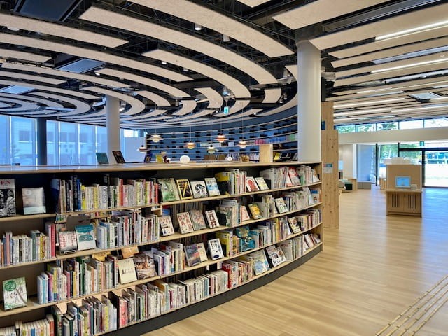 鳥取県境港市にある『みなとテラス』の図書館の様子