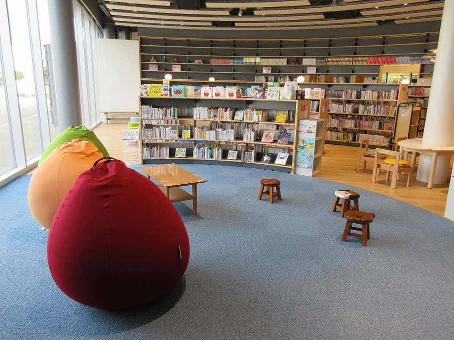鳥取県境港市にある『みなとテラス』の図書館の様子