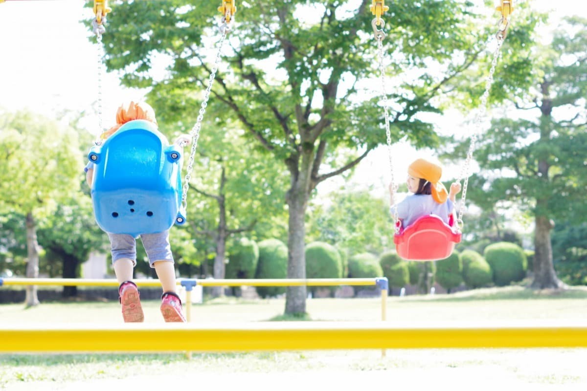 公園で遊ぶ子どものイメージ