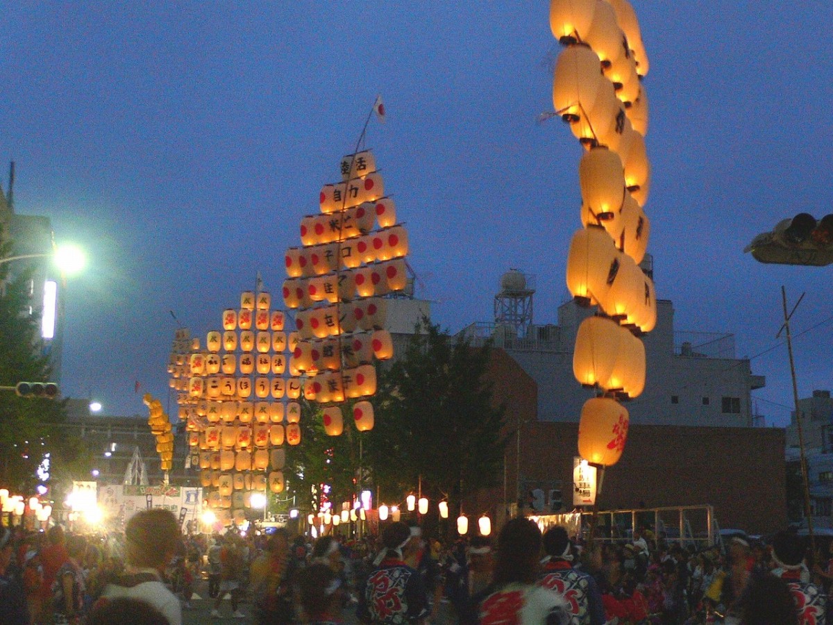 米子市の米子駅前通り周辺で開催される「米子がいな祭」がいな万灯の過去開催時の様子