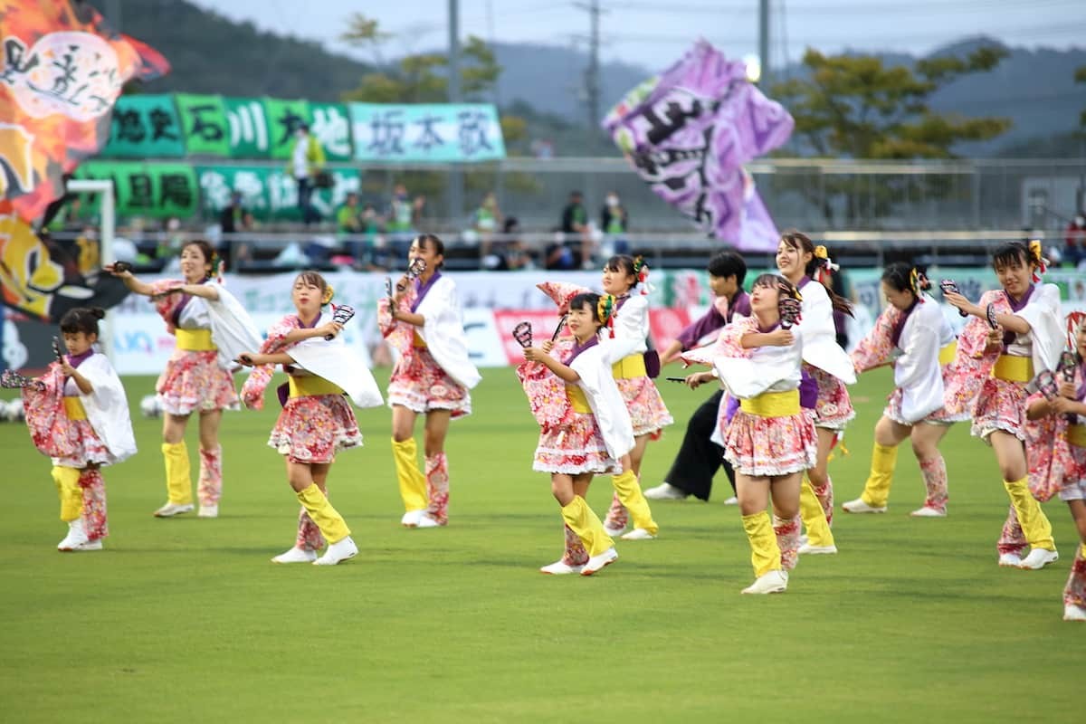 しゃんしゃん祭りのパフォーマンス風景