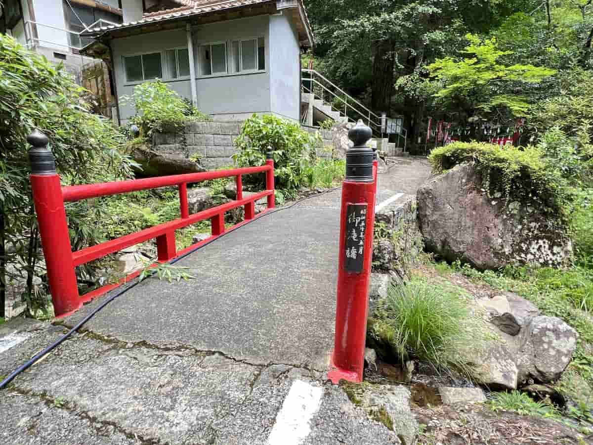 鳥取県鳥取市青谷町にある「不動滝」の様子
