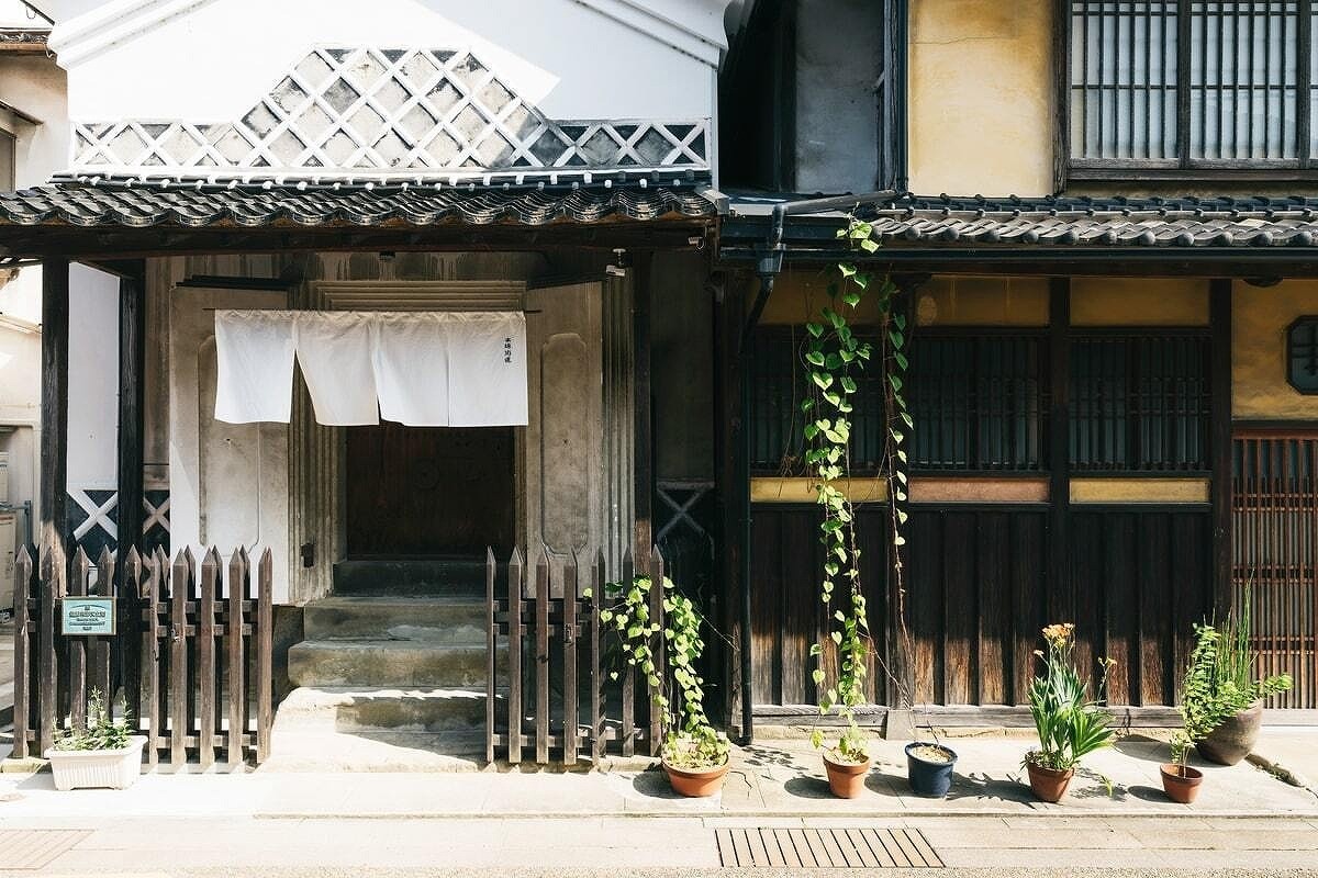 島根県出雲市の木綿街道にオープンした宿泊施設『RITA』の外観の様子