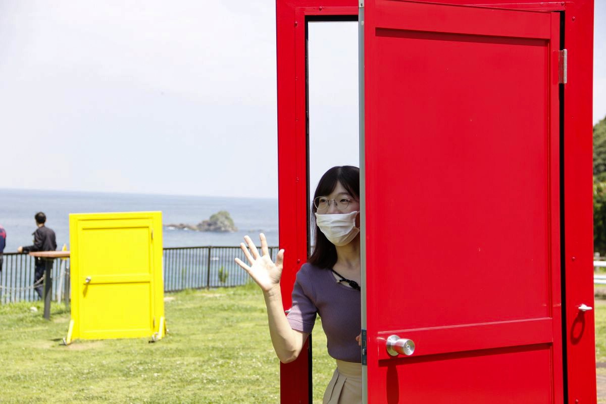 島根県浜田市の観光スポット『道の駅ゆうひパーク三隅』に設置してあったどこでもドア風の扉